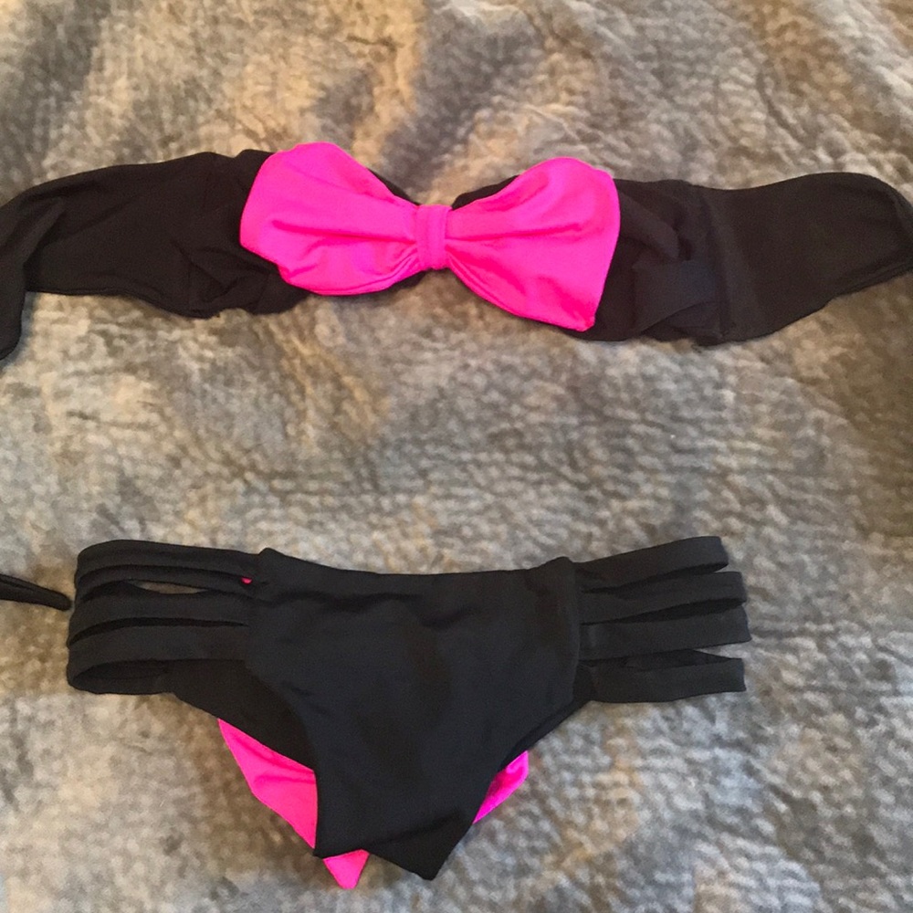 “Girlfriends” bikinis